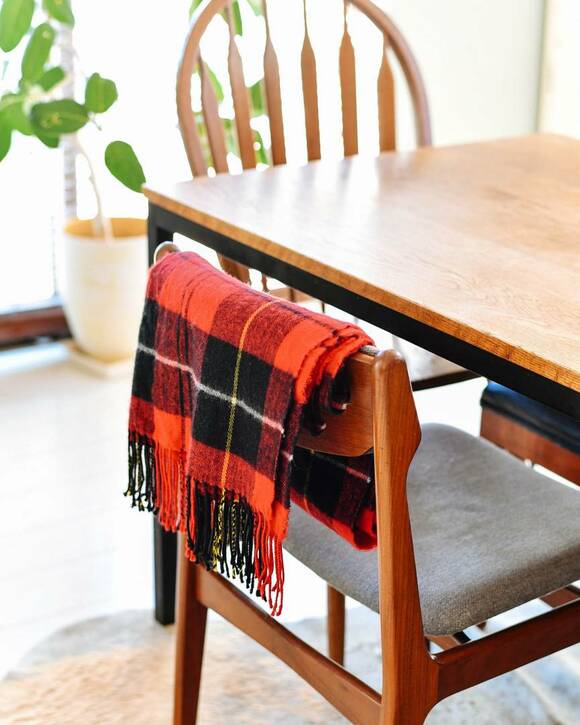 イスやソファにあったか素材をかける