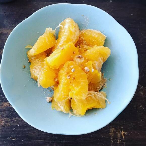 お皿にむいたミカン