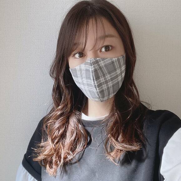 チェック柄マスクをつけた女性