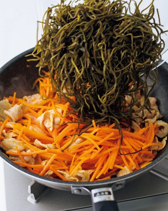 フライパンに昆布を入れる