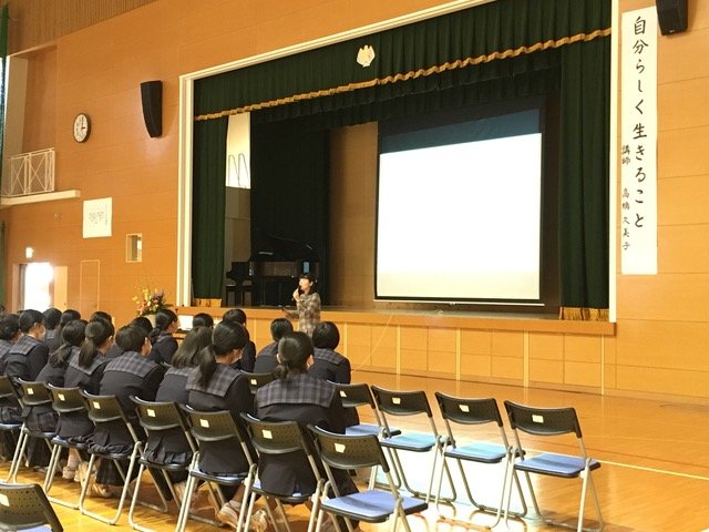 前で発表をする女性