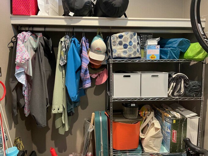 土間収納に収納しているアウターやバーベキュー用品