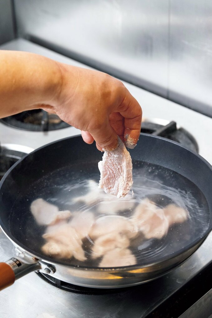 下ゆで前の「片栗粉」で格上げ