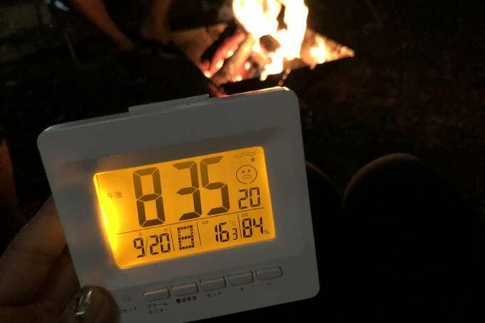 暗い中光る目覚まし時計