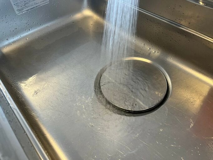 シンクにシャワーの水が当たっている様子