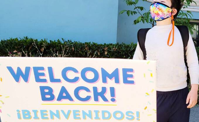 マスクをつける子ども