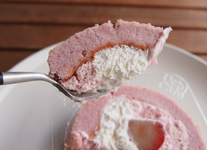 いちごみるくのロールケーキとフォーク