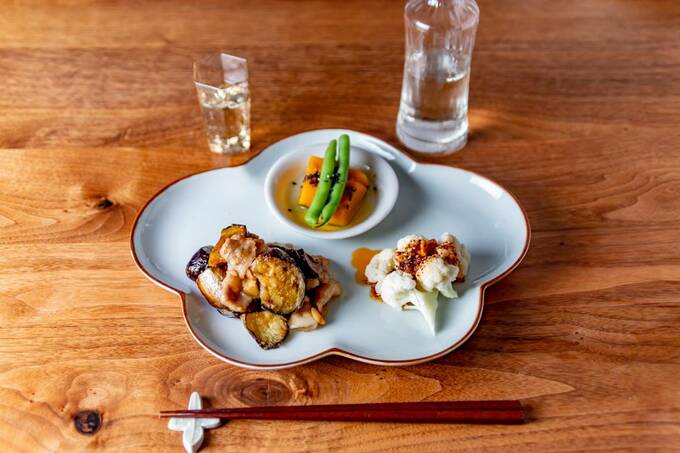 シンプルな豆皿を1つ加えると、立体感が出ておもしろくなります