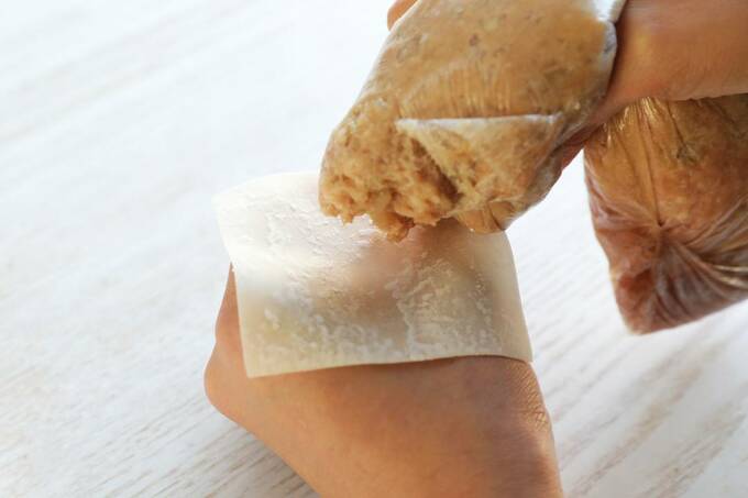 具をシューマイの皮にのせる