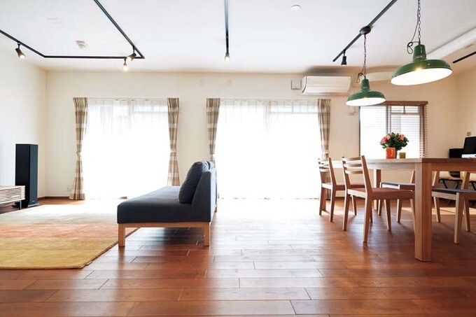 床はナラフローリング、壁は漆喰で仕上げたLDK