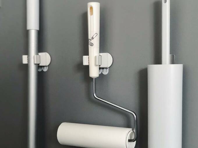 取りつけたい場所にペタッとはりつけるだけ