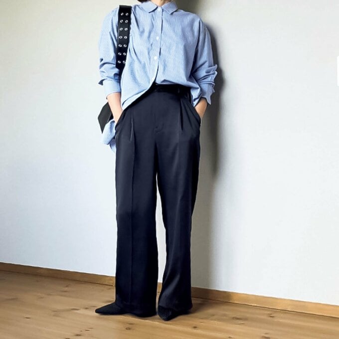 オーバーサイズシャツインする女性