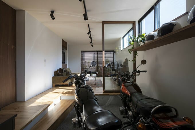 1階のバイクガレージ