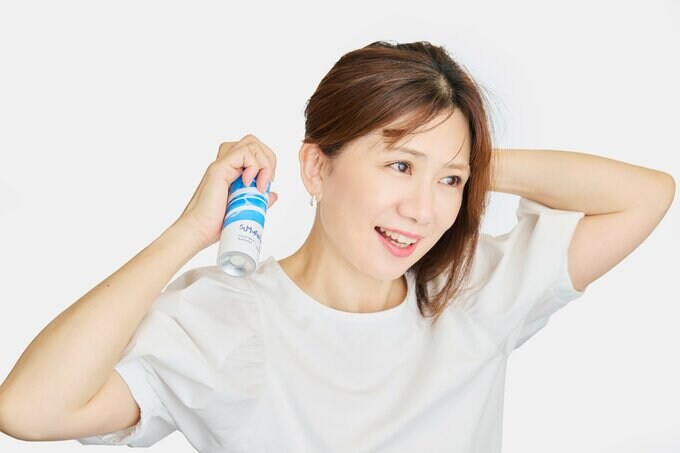 スプレーをする女性