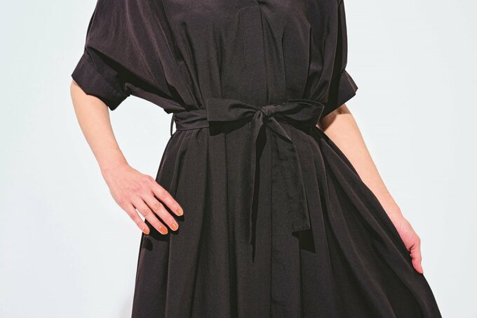 黒いワンピースのウエスト周りの写真
