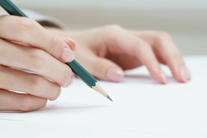 紙と鉛筆を使う子ども