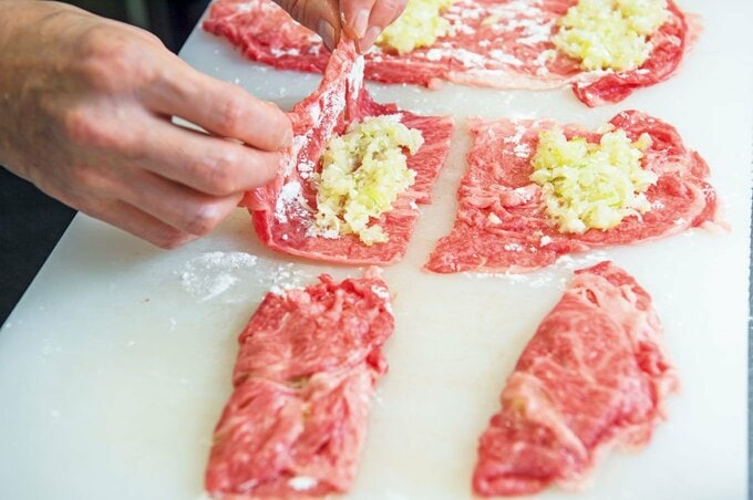 お肉の上にネギ