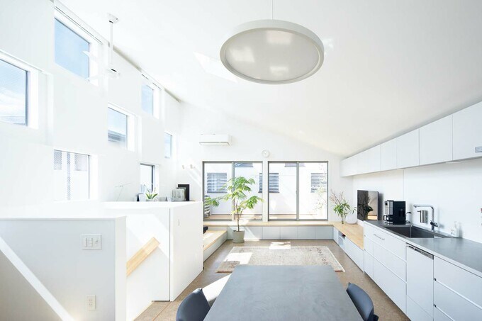 大らかな勾配天井と壁には自然素材の珪藻土を採用