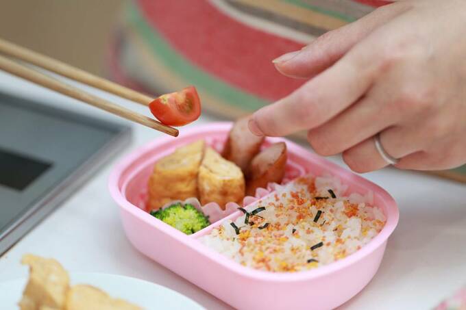お弁当におかずを詰める様子