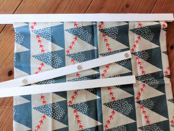 つり下げ用に1本の木材に両端に麻ひもをくくって完成です。