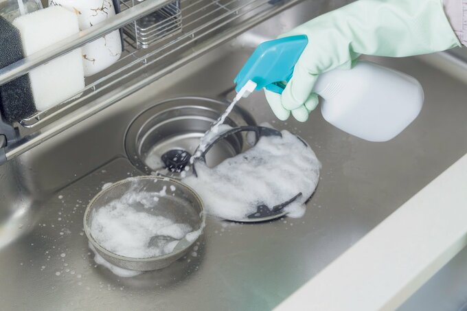 排水トラップに塩素系漂白剤をかける様子