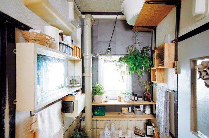 オープン棚やボックス型の棚をつけた洗面所