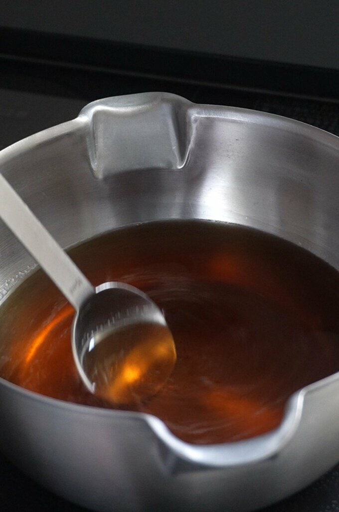 鍋に水、めんつゆ、みりん、砂糖を入れひと煮立ちさせ、粗熱をとる。