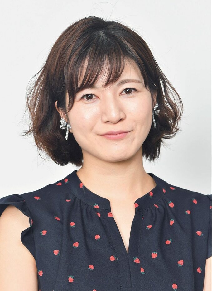 赤ドットシャツ女性