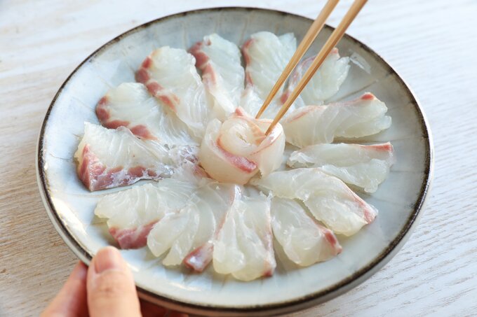 刺身を並べる