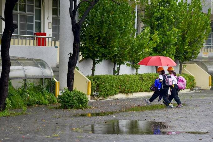 傘をさす子ども