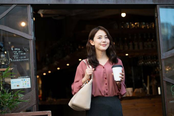 お店から出てきた女性のイメージ