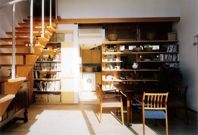 キッチンとダイニングを大きな棚で仕切る