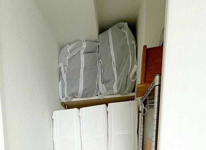 布団用袋に入れている様子