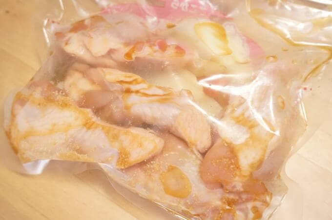 プチ圧力調理バッグに手羽元と一口大にカットした野菜を入れる