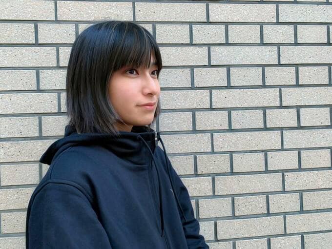 パーカーを着た女性