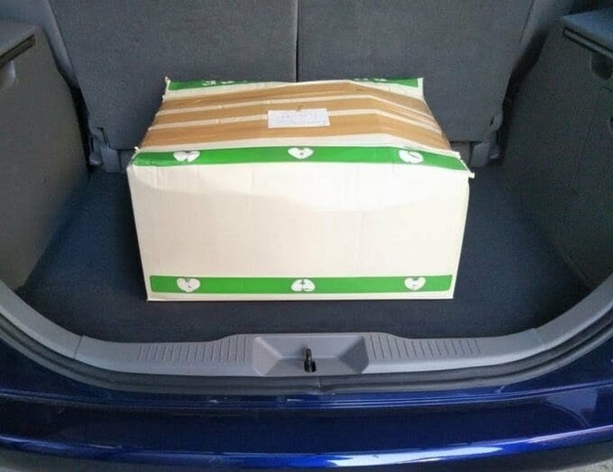 クルマの中にある段ボール箱