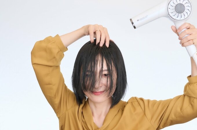 髪を乾かす女性