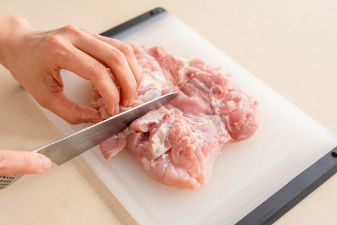 鶏もも肉を切って均一の厚さに