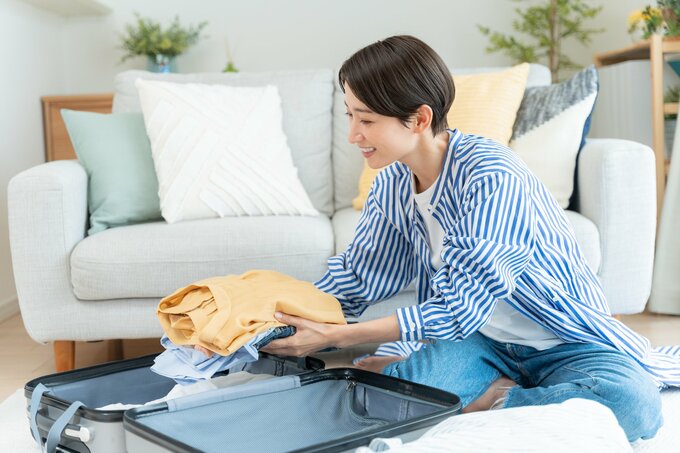 スーツケースに衣服につめる