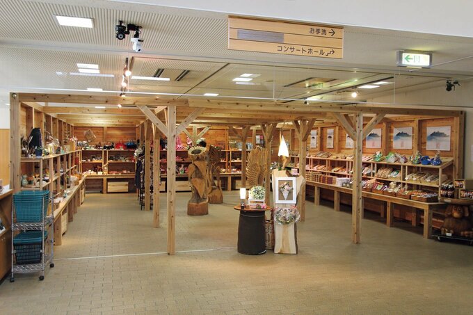 JR九頭竜湖駅を中心にして「ふれあい会館」、生産物直売所、お食事処などの施設が集まっている