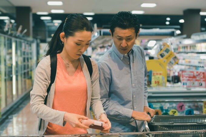 スーパーにいる夫婦
