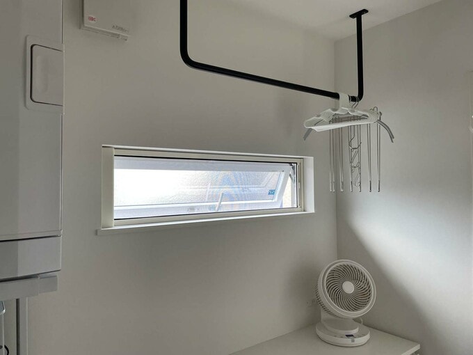 洗濯脱衣室の横すべり出し窓