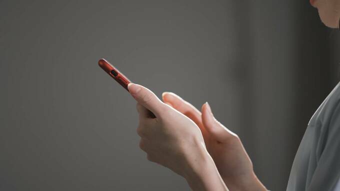 スマホを操作する様子