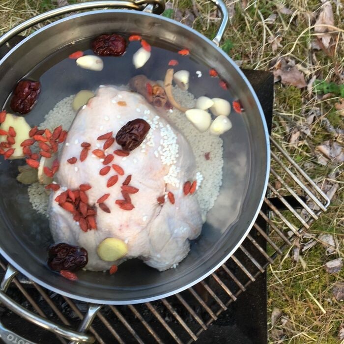 ほったらかしで「お手軽サムゲタン」！アウトドアに最適なつくり方