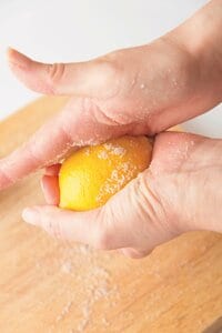 レモンを塩でこする
