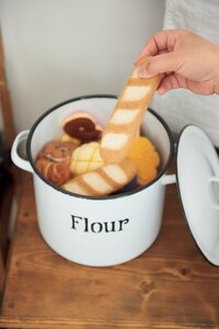 ほうろうのストッカーはオモチャ収納に