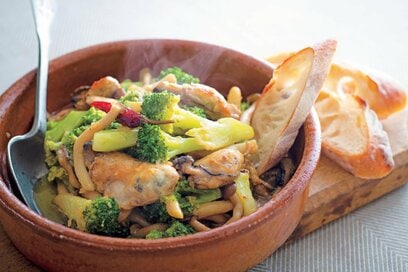 旬のカキをアヒージョで。うま味たっぷりのオイルとバケットが最高