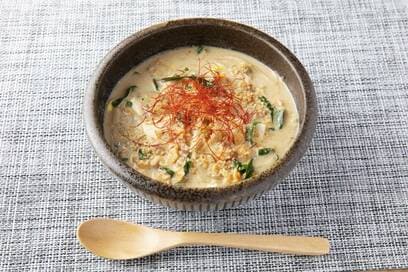 オートミールを使った「ゴマ豆乳担々スープ」。腸活効果や疲労回復効果も！