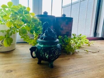 50代ひとり暮らしが「季節の変わり目にやること」。夏服の手放し方、防災グッズの備え方