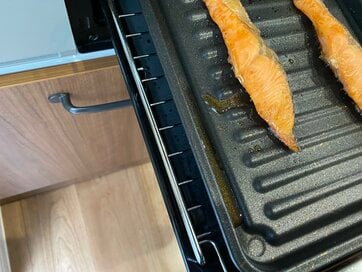 魚焼きグリルをつけてよかった。5年後の感想と、汚れ防止に役立つアイテムとは